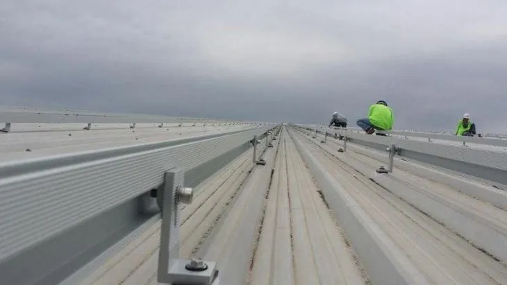 Panou solar Montare pe acoperiș cu șinele glisate